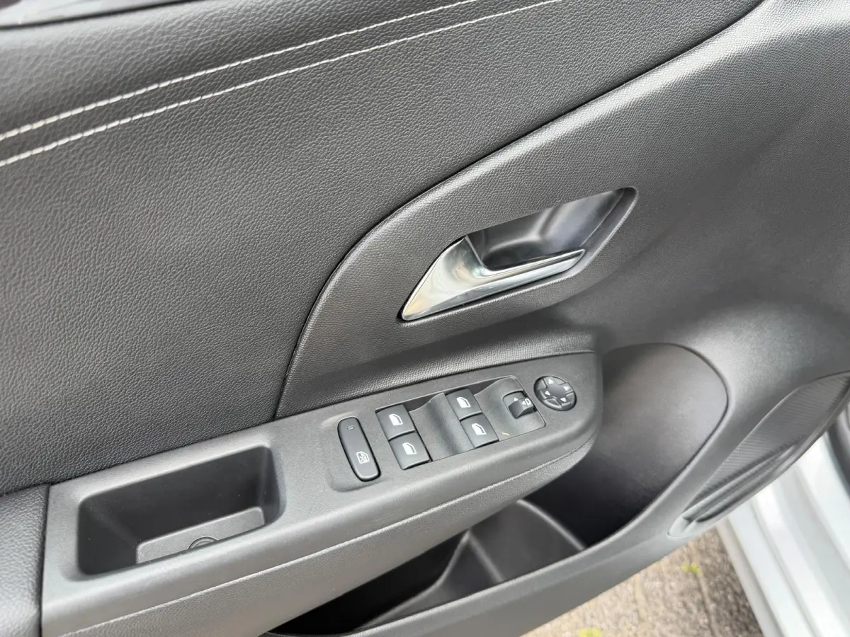 1.2 Turbo Hybrid | LED | Camera | Parksens | Carplay | Dode hoek sensor | Two Tone |