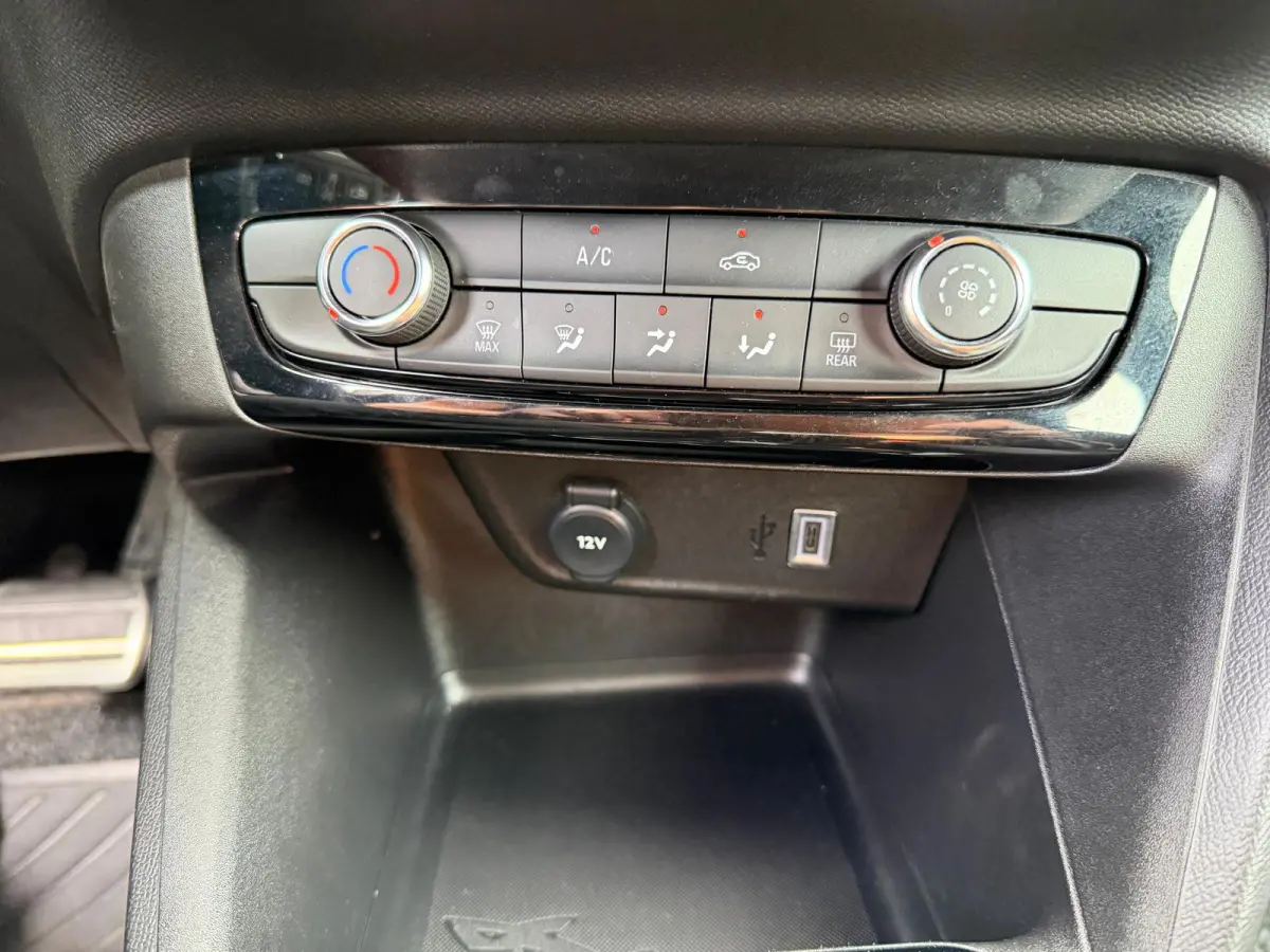 1.2 Turbo Hybrid | LED | Camera | Parksens | Carplay | Dode hoek sensor | Two Tone |