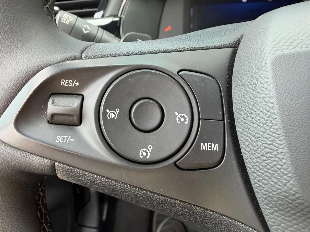 1.2 Turbo Hybrid | LED | Camera | Parksens | Carplay | Dode hoek sensor | Two Tone |