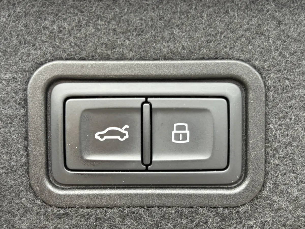 4.0 TFSI S8 quattro 520pk | Bang & Olufsen Sound | Cruise control adaptief met stop&go | Dab | Elektrisch glazen schuif-/kanteldak | Matrix led koplampen | Rondomzicht camera | Voorstoelen m
