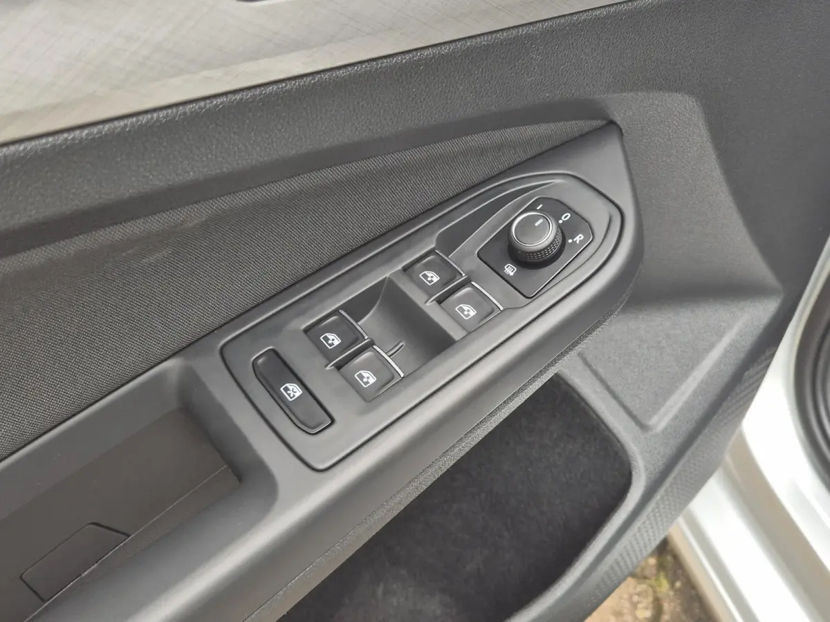 1.0 TSI Life | Navigatie via Apple carplay | Climate Control | Parkeersensoren | Licht metalen velgen
