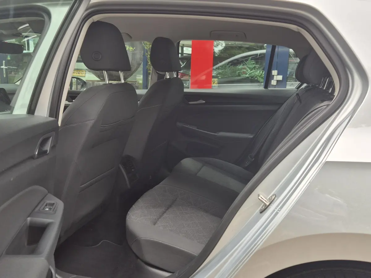 1.0 TSI Life | Navigatie via Apple carplay | Climate Control | Parkeersensoren | Licht metalen velgen