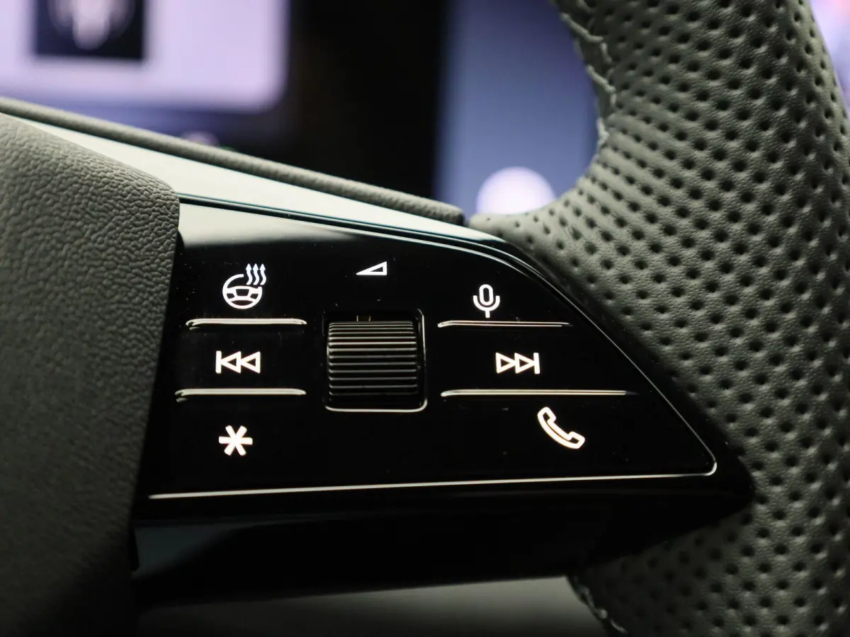 edition performance 100 kWh | Adaptive cruise control | Bang & Olufsen sound system | Luchtvering | 360 graden camera | Verwarmbaar stuurwiel | Head-up display | Stoelverwarming voor & achte
