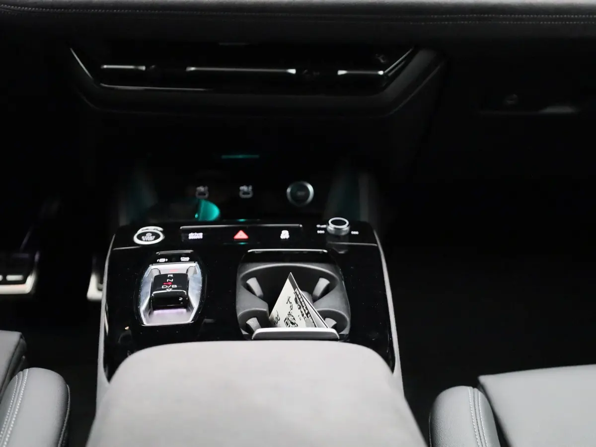 edition performance 100 kWh | Adaptive cruise control | Bang & Olufsen sound system | Luchtvering | 360 graden camera | Verwarmbaar stuurwiel | Head-up display | Stoelverwarming voor & achte
