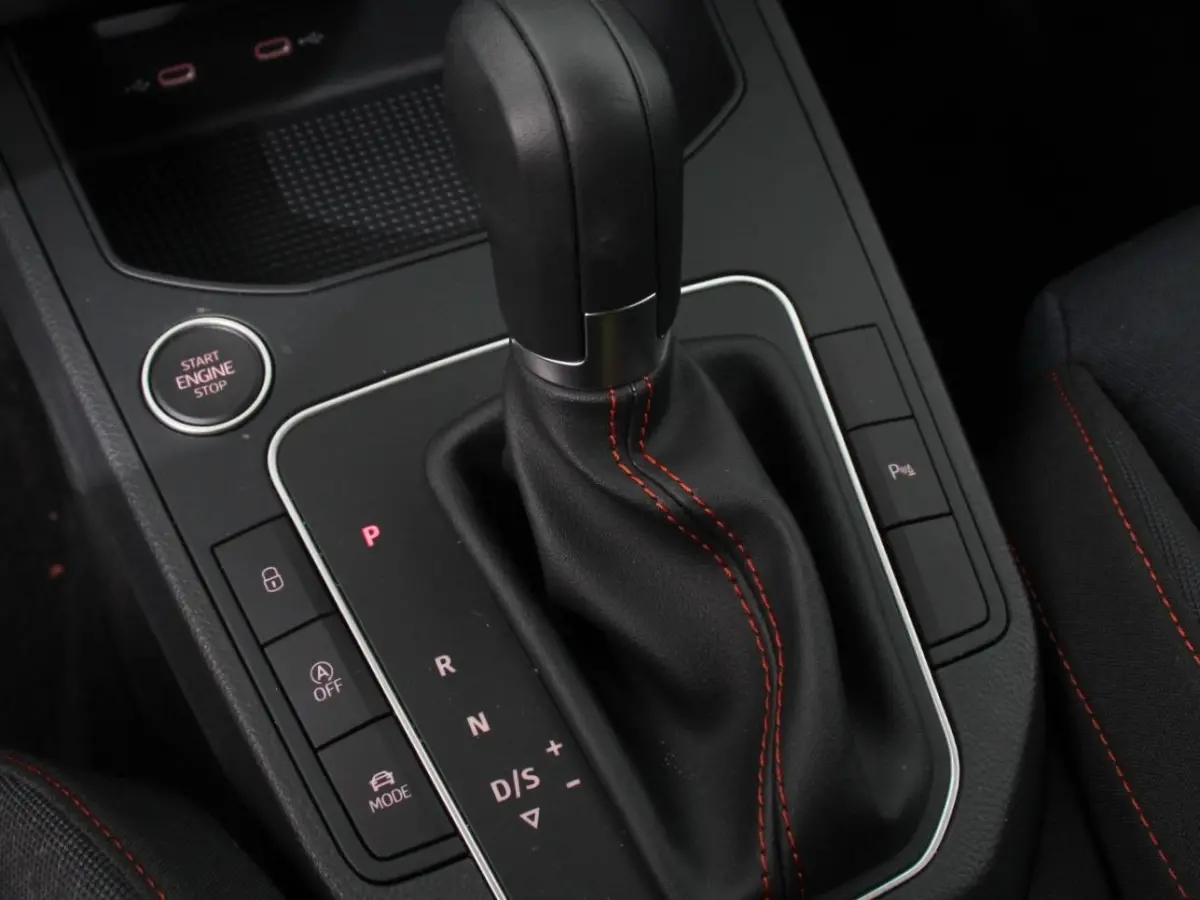 1.0 EcoTSI 110pk Automaat FR DEMO ! Climate Control Adaptieve cruise control LED Keyless Parkeersensoren Verwarmde voorstoelen Achteruitrij Camera Apple Carplay/ Android Auto
