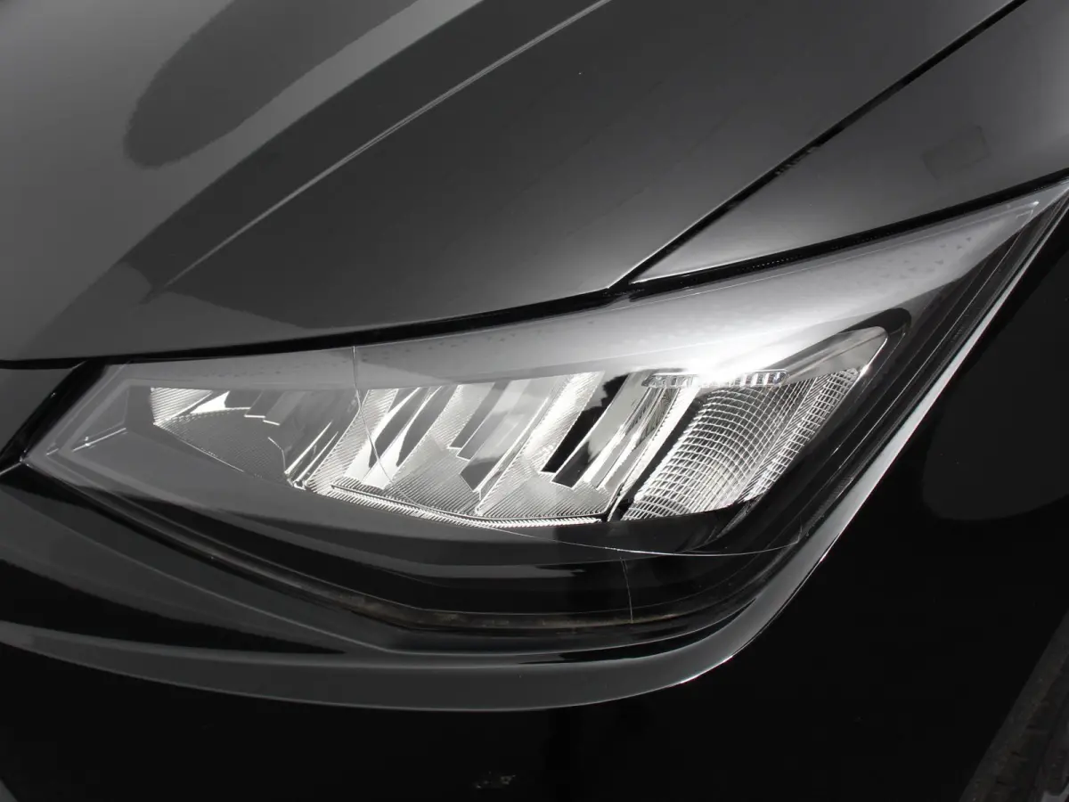 1.0 EcoTSI 110pk Automaat FR DEMO ! Climate Control Adaptieve cruise control LED Keyless Parkeersensoren Verwarmde voorstoelen Achteruitrij Camera Apple Carplay/ Android Auto