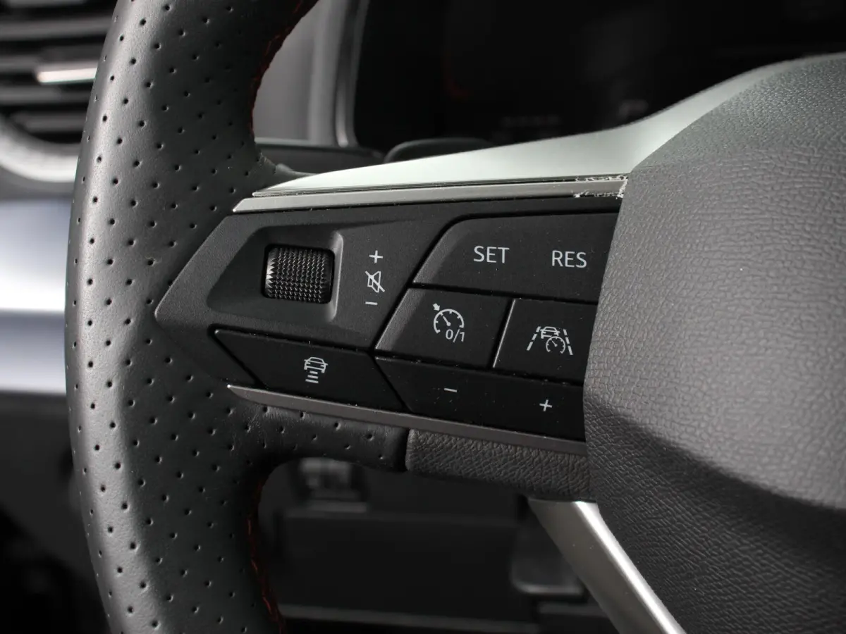1.0 EcoTSI 110pk Automaat FR DEMO ! Climate Control Adaptieve cruise control LED Keyless Parkeersensoren Verwarmde voorstoelen Achteruitrij Camera Apple Carplay/ Android Auto