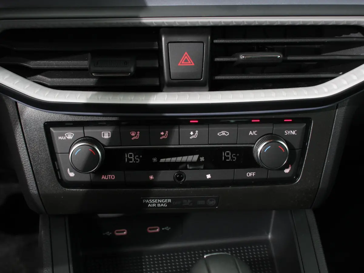 1.0 EcoTSI 110pk Automaat FR DEMO ! Climate Control Adaptieve cruise control LED Keyless Parkeersensoren Verwarmde voorstoelen Achteruitrij Camera Apple Carplay/ Android Auto