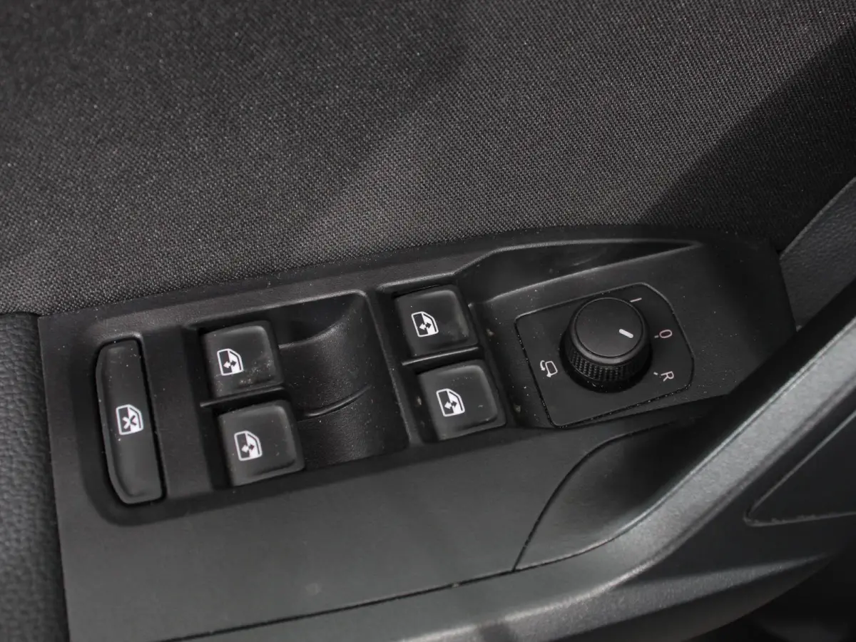 1.0 EcoTSI 110pk Automaat FR DEMO ! Climate Control Adaptieve cruise control LED Keyless Parkeersensoren Verwarmde voorstoelen Achteruitrij Camera Apple Carplay/ Android Auto
