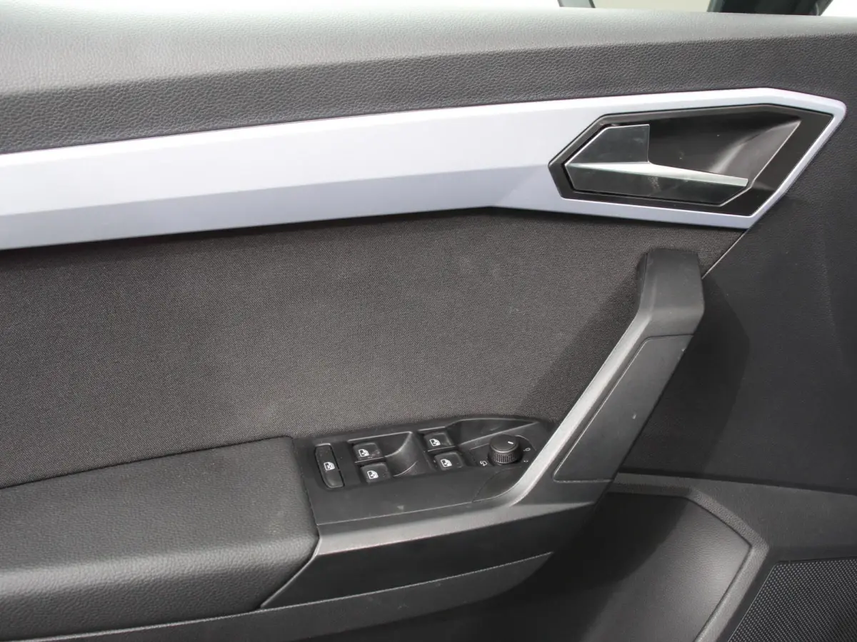 1.0 EcoTSI 110pk Automaat FR DEMO ! Climate Control Adaptieve cruise control LED Keyless Parkeersensoren Verwarmde voorstoelen Achteruitrij Camera Apple Carplay/ Android Auto