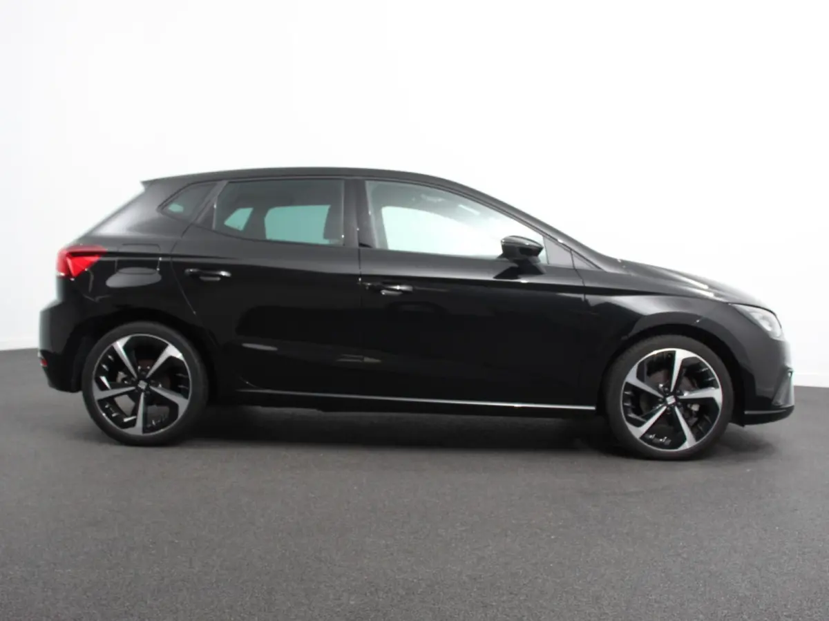 1.0 EcoTSI 110pk Automaat FR DEMO ! Climate Control Adaptieve cruise control LED Keyless Parkeersensoren Verwarmde voorstoelen Achteruitrij Camera Apple Carplay/ Android Auto