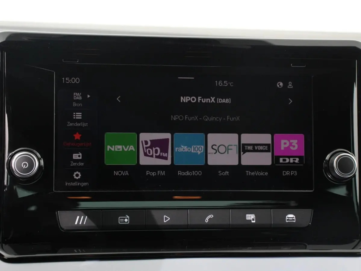 1.0 EcoTSI 110pk Automaat FR DEMO ! Climate Control Adaptieve cruise control LED Keyless Parkeersensoren Verwarmde voorstoelen Achteruitrij Camera Apple Carplay/ Android Auto