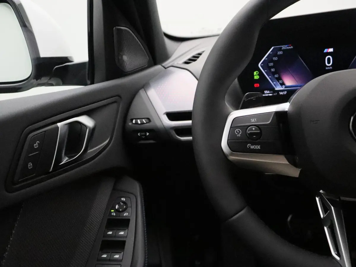 120 M Sport Design Edition | Premium Pack | Stuurwielrand Verwarmd | Driving Assistant | Parking Assistant | 18''