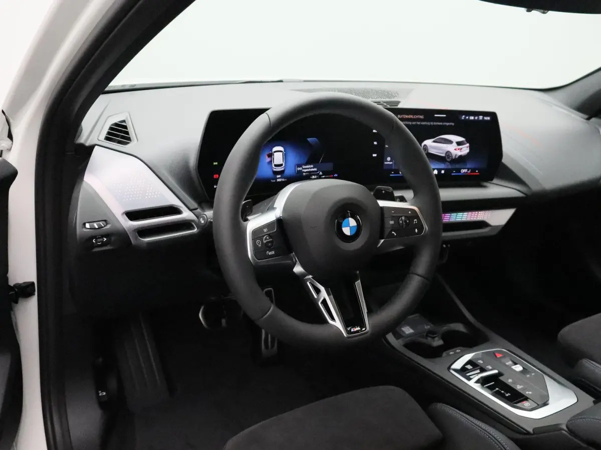 120 M Sport Design Edition | Premium Pack | Stuurwielrand Verwarmd | Driving Assistant | Parking Assistant | 18''