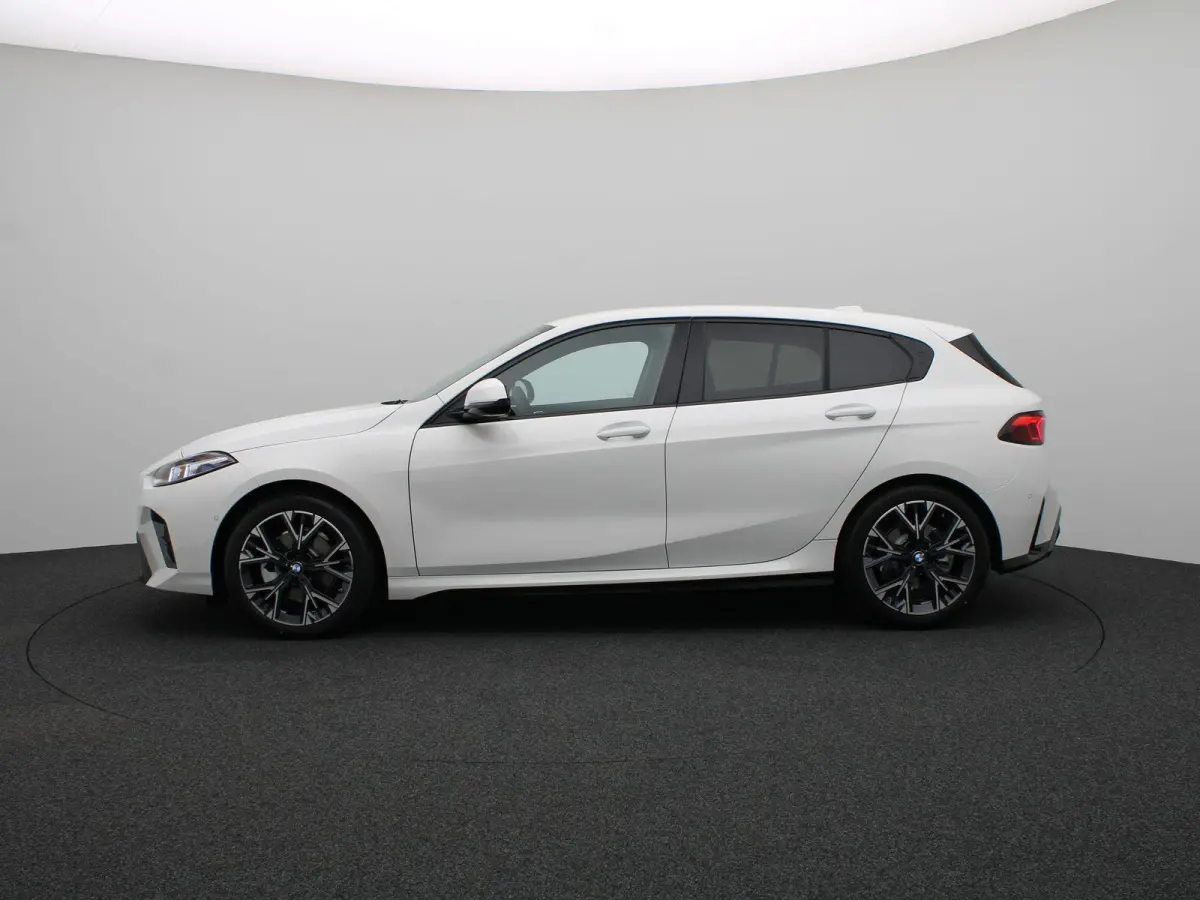 120 M Sport Design Edition | Premium Pack | Stuurwielrand Verwarmd | Driving Assistant | Parking Assistant | 18''