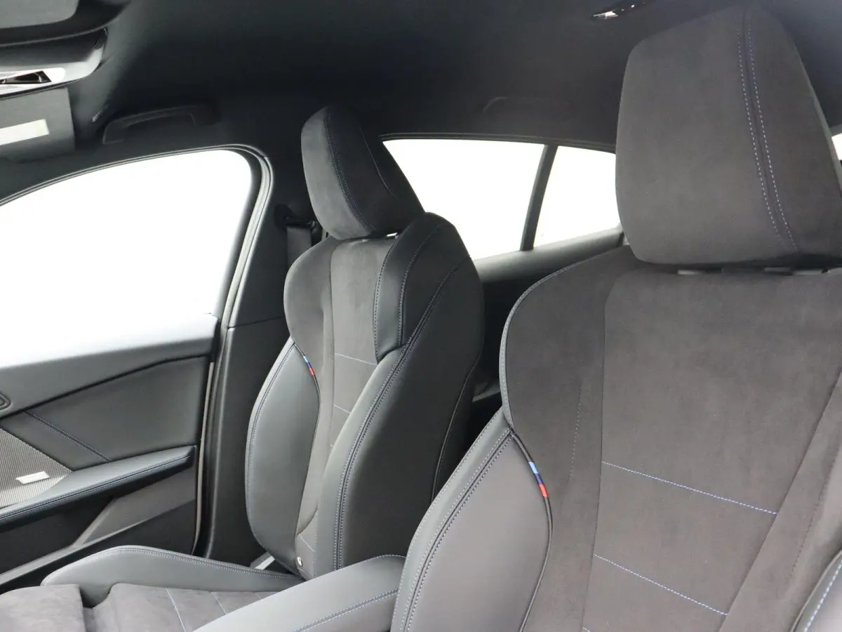 120 M Sport Design Edition | Premium Pack | Stuurwielrand Verwarmd | Driving Assistant | Parking Assistant | 18''