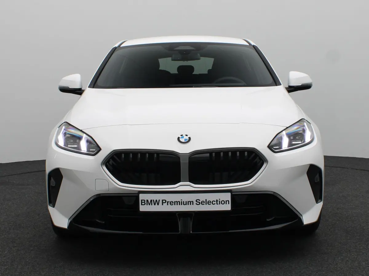 120 M Sport Design Edition | Premium Pack | Stuurwielrand Verwarmd | Driving Assistant | Parking Assistant | 18''