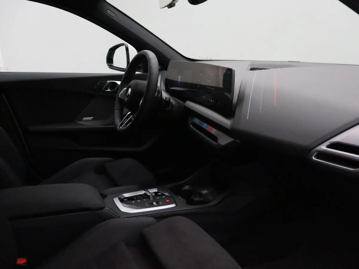 120 M Sport Design Edition | Premium Pack | Stuurwielrand Verwarmd | Driving Assistant | Parking Assistant | 18''