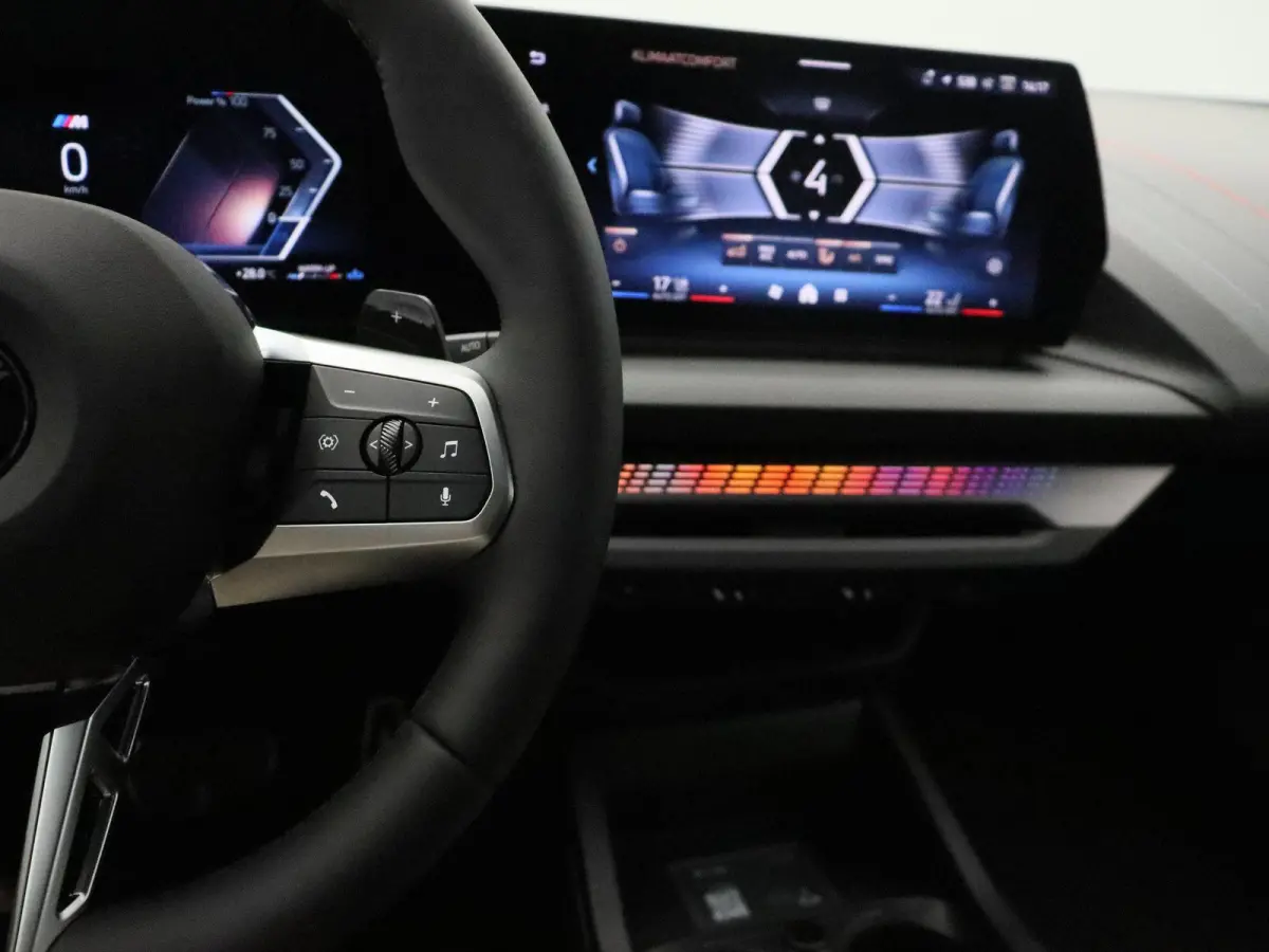 120 M Sport Design Edition | Premium Pack | Stuurwielrand Verwarmd | Driving Assistant | Parking Assistant | 18''