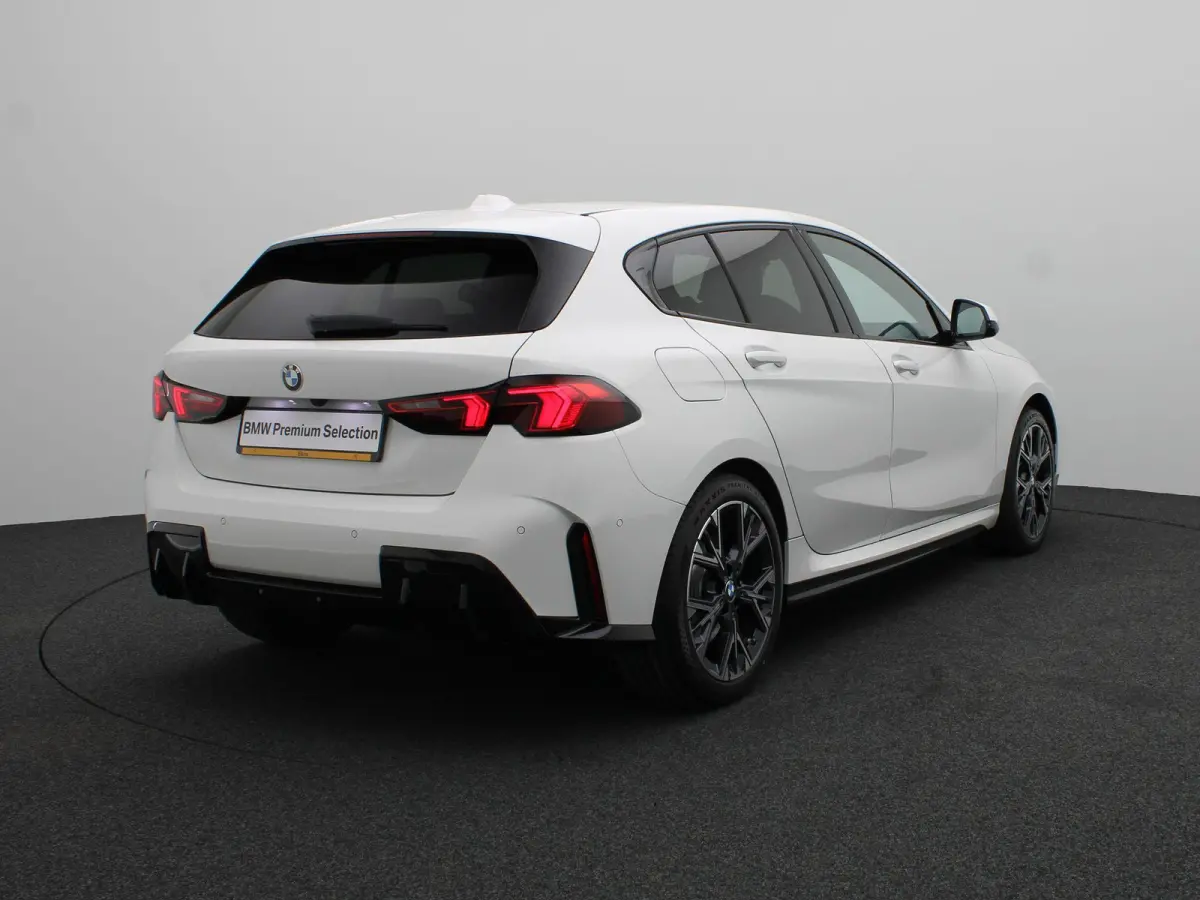 120 M Sport Design Edition | Premium Pack | Stuurwielrand Verwarmd | Driving Assistant | Parking Assistant | 18''