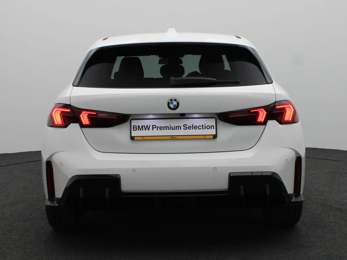 120 M Sport Design Edition | Premium Pack | Stuurwielrand Verwarmd | Driving Assistant | Parking Assistant | 18''