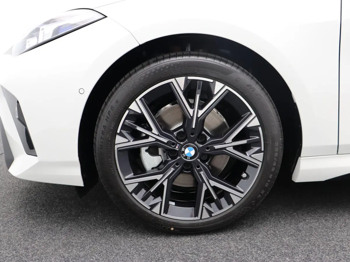 120 M Sport Design Edition | Premium Pack | Stuurwielrand Verwarmd | Driving Assistant | Parking Assistant | 18''
