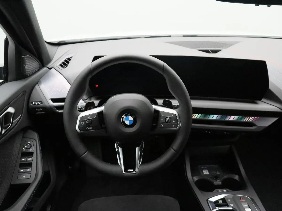 120 M Sport Design Edition | Premium Pack | Stuurwielrand Verwarmd | Driving Assistant | Parking Assistant | 18''