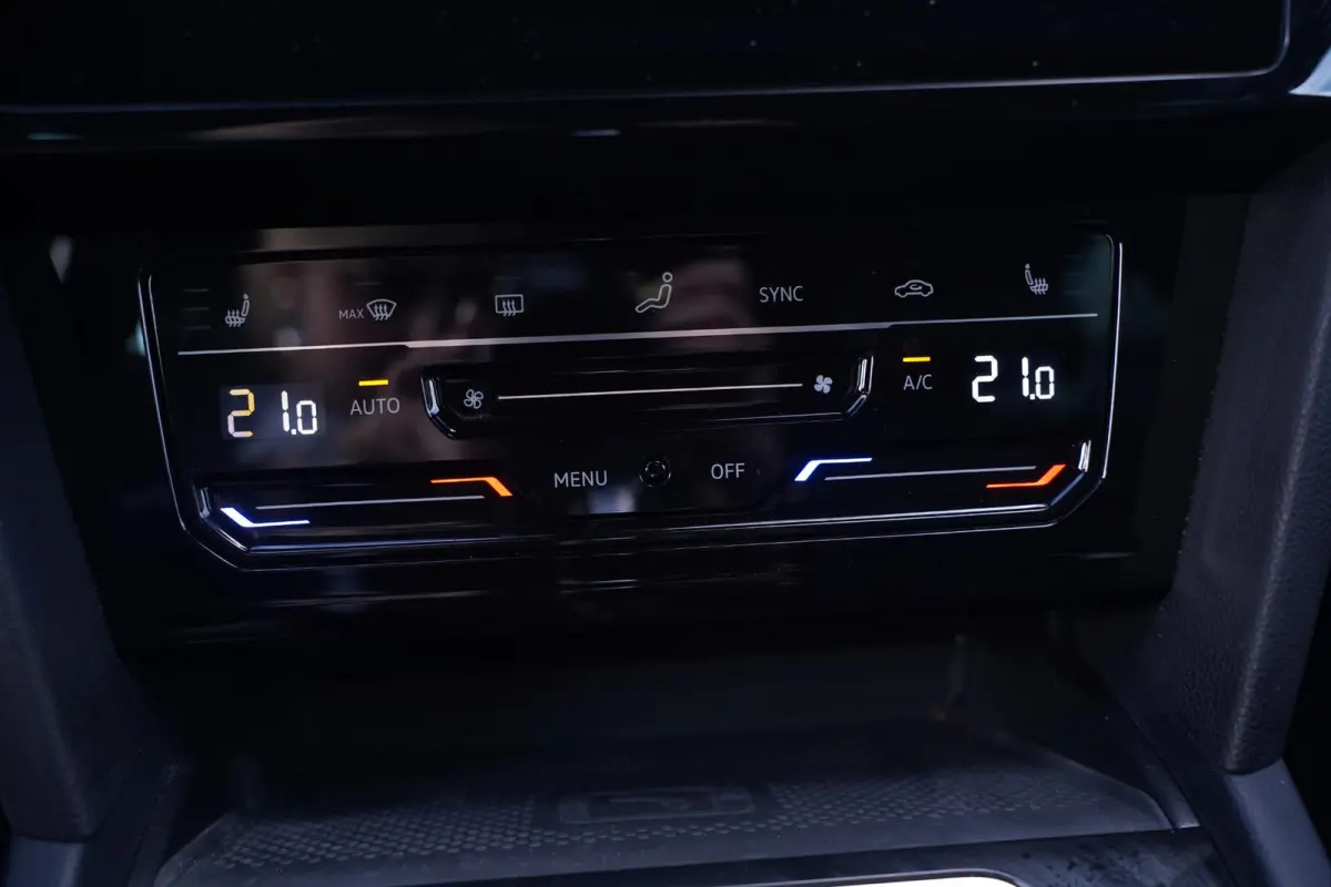 1.5 TSI R-Line Business + NAP IQ.Light-R-Line int. Vol leder Camera Apple Carplay Stoel- en voorruitverwarming