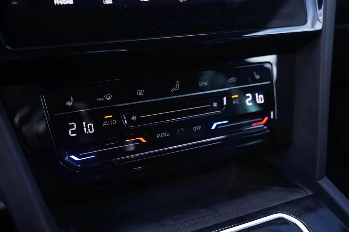 1.5 TSI R-Line Business + NAP IQ.Light-R-Line int. Vol leder Camera Apple Carplay Stoel- en voorruitverwarming