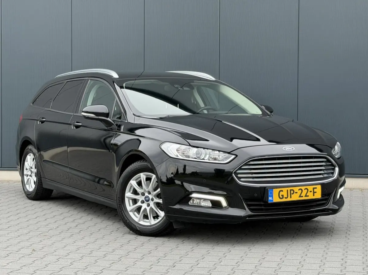 1.5 Titanium Xenon - Led - Navi - Trekhaak - Automaat