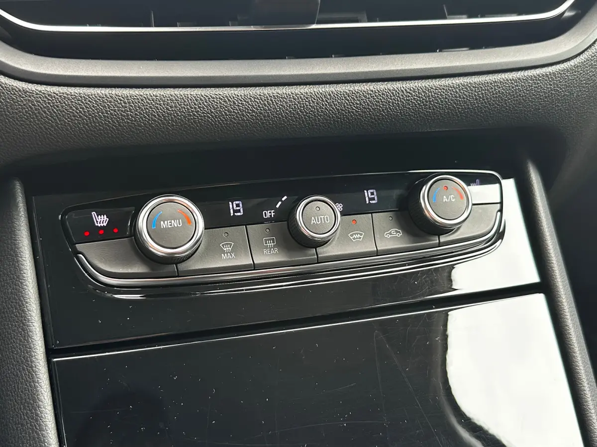 1.2 Turbo 130 PK Level 4 | TREKHAAK AFNB.| STOEL, STUUR EN VOORRUITVERWARMING| MATRIX LED| AGR COMFORTSTOELEN| DODEHOEK DETECTIE| CAMERA + PARKEERSENSOREN| NAVIGATIE + APPLE CARPLAY/ANDROID 