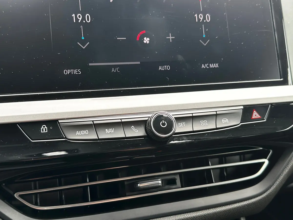 1.2 Turbo 130 PK Level 4 | TREKHAAK AFNB.| STOEL, STUUR EN VOORRUITVERWARMING| MATRIX LED| AGR COMFORTSTOELEN| DODEHOEK DETECTIE| CAMERA + PARKEERSENSOREN| NAVIGATIE + APPLE CARPLAY/ANDROID 