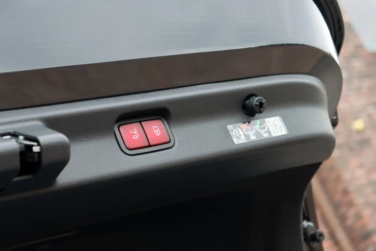 300 Business Solution 90 kWh | Panoramadak | Distronic | Memory | Camera | Warmtepomp | Keyless Go | Stoelverwarming | 22kW | Leder |