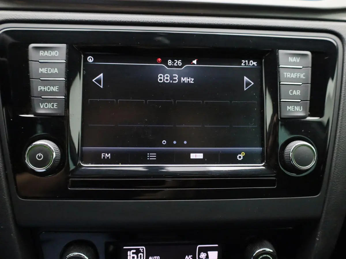 1.0 TSI Greentech Clever | Cruise Control | Stoelverwarming | Navigatie | lichtmetalen velgen 16" |