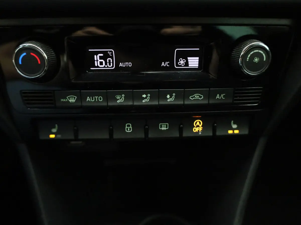 1.0 TSI Greentech Clever | Cruise Control | Stoelverwarming | Navigatie | lichtmetalen velgen 16" |