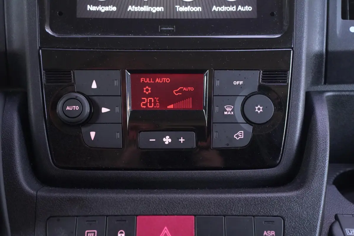 2.2D 140 pk L1H1 Airco ECC, Apple Carplay Camera, Cruise control, Laadruimte Pakket, PDC achter, 3-Zits