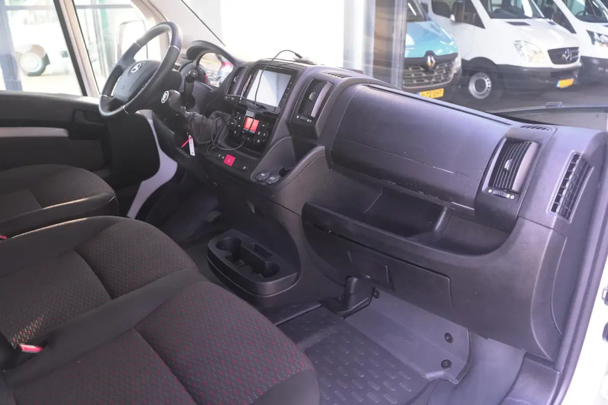 2.2D 140 pk L1H1 Airco ECC, Apple Carplay Camera, Cruise control, Laadruimte Pakket, PDC achter, 3-Zits