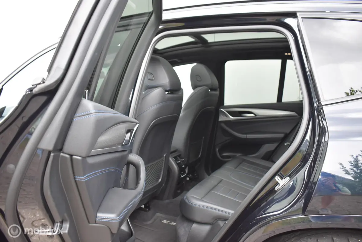 xDrive30d M-Sport Carbonschwarz Pano 360°Cam ACC HUD Standkachel HiFi LiveCockpit Elek. trekhaak