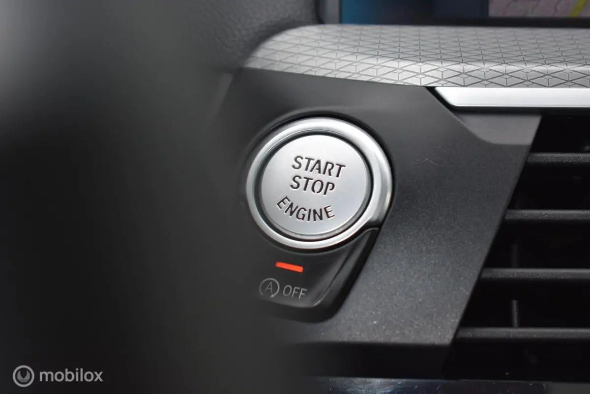 xDrive30d M-Sport Carbonschwarz Pano 360°Cam ACC HUD Standkachel HiFi LiveCockpit Elek. trekhaak