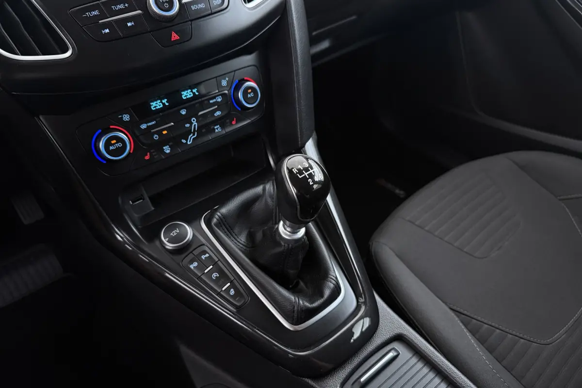 1.0 Titanium | Inruilkoopje! | Parkeersensoren | Navigatie | All-season | Stoelverwarming | Cruise Control |
