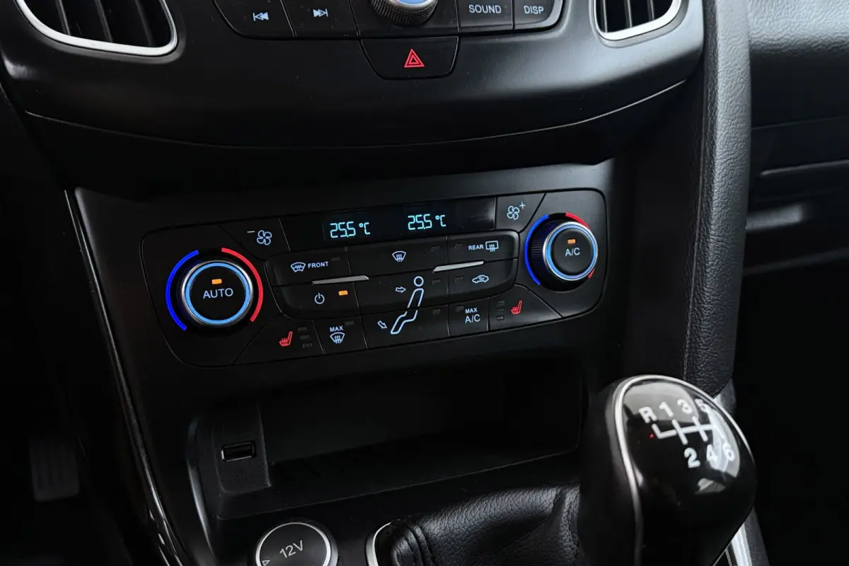 1.0 Titanium | Inruilkoopje! | Parkeersensoren | Navigatie | All-season | Stoelverwarming | Cruise Control |