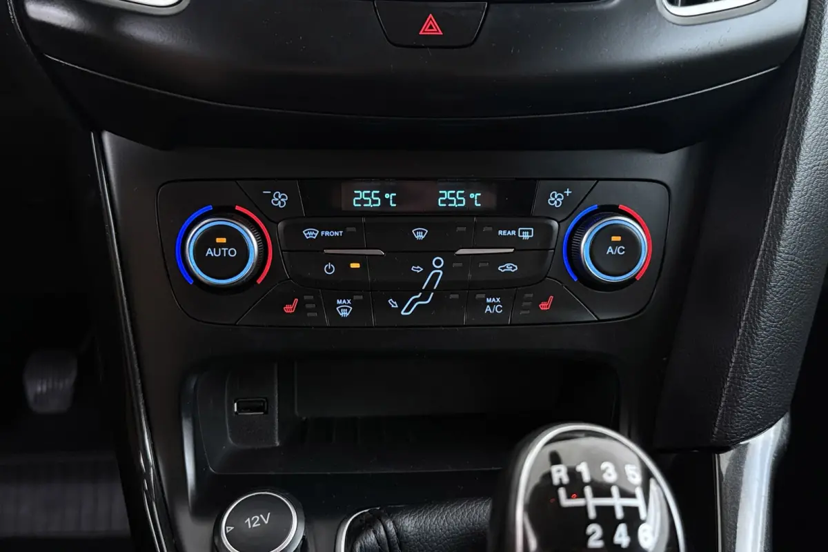 1.0 Titanium | Inruilkoopje! | Parkeersensoren | Navigatie | All-season | Stoelverwarming | Cruise Control |