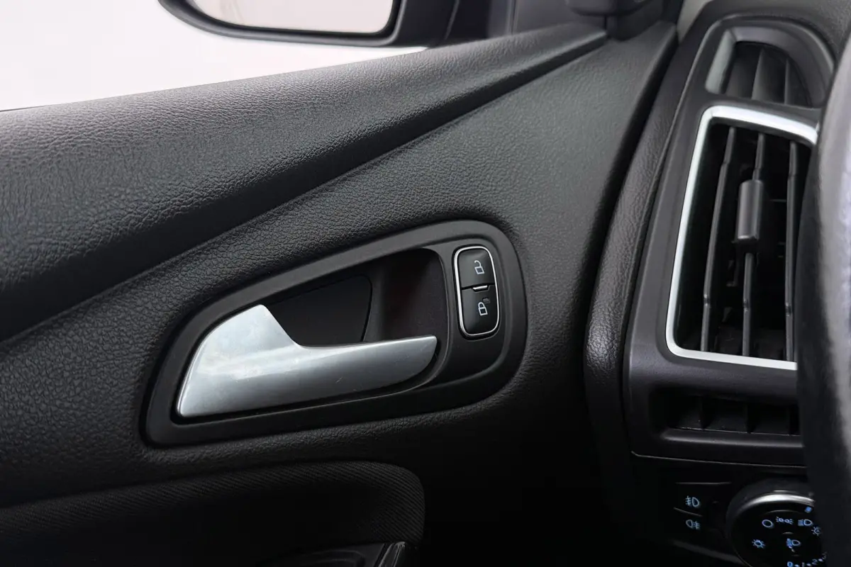 1.0 Titanium | Inruilkoopje! | Parkeersensoren | Navigatie | All-season | Stoelverwarming | Cruise Control |