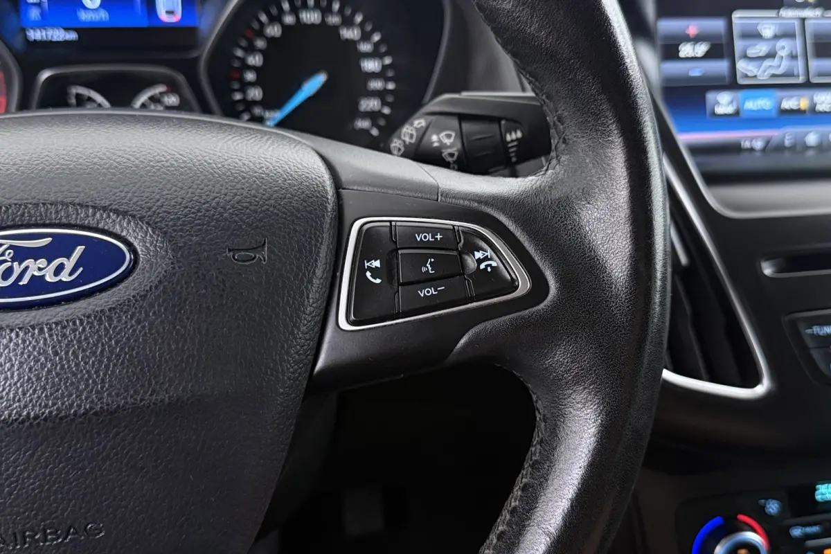 1.0 Titanium | Inruilkoopje! | Parkeersensoren | Navigatie | All-season | Stoelverwarming | Cruise Control |
