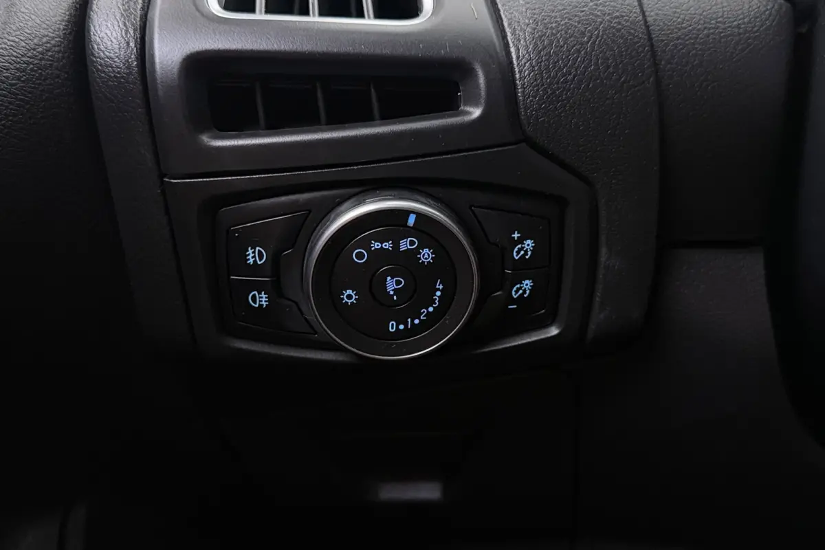 1.0 Titanium | Inruilkoopje! | Parkeersensoren | Navigatie | All-season | Stoelverwarming | Cruise Control |