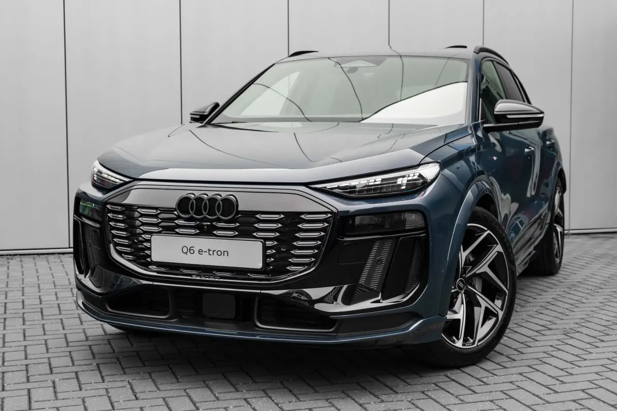 S edition | Adaptive air suspension | Adaptive cruise control | Audi sound system