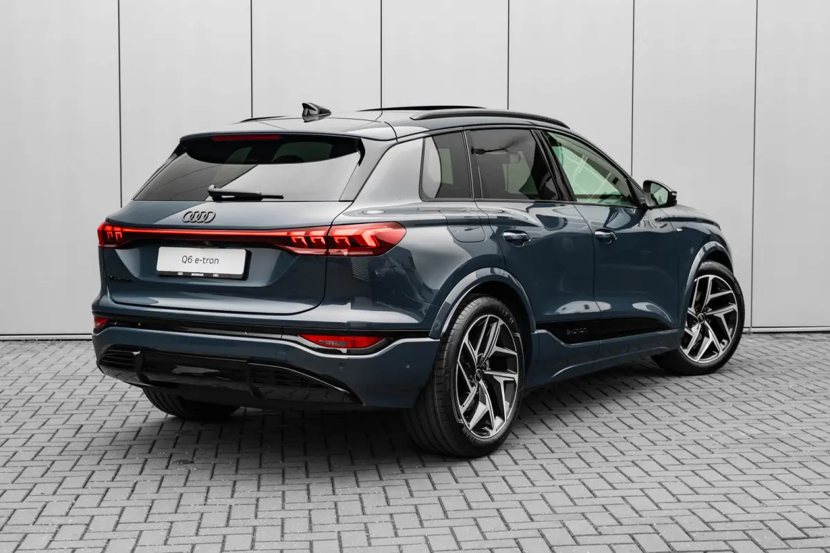S edition | Adaptive air suspension | Adaptive cruise control | Audi sound system