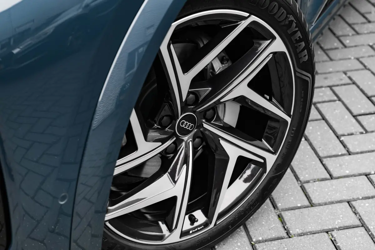 S edition | Adaptive air suspension | Adaptive cruise control | Audi sound system