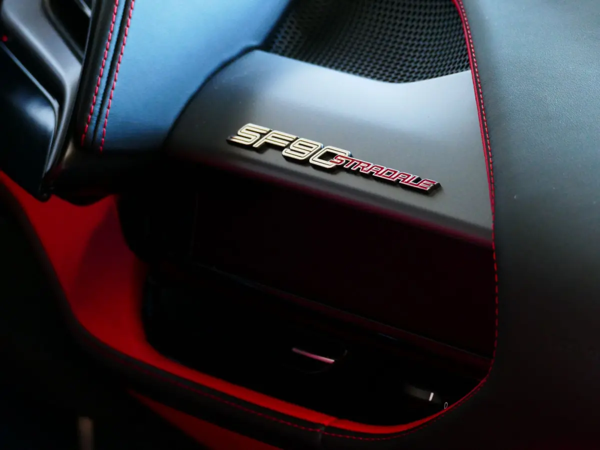 4.0 V8 1000 pk INCL BTW/BPM. CARBON SEATS/STUUR LIFT CARPLAY AFS CAMERA phev