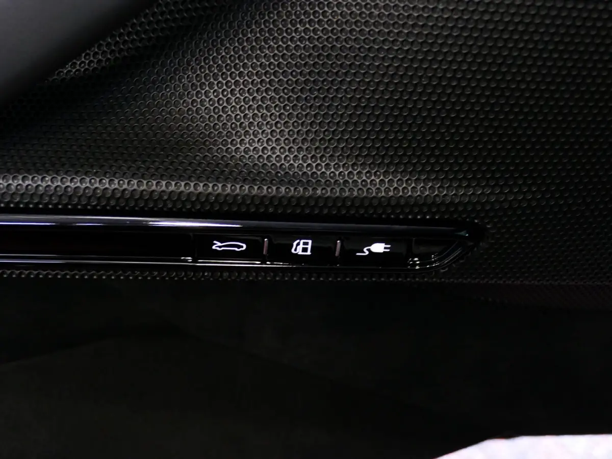 4.0 V8 1000 pk INCL BTW/BPM. CARBON SEATS/STUUR LIFT CARPLAY AFS CAMERA phev